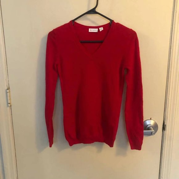 Macy's 100% cashmere V-Neck sweater in red, size XS - Picture 2 of 4